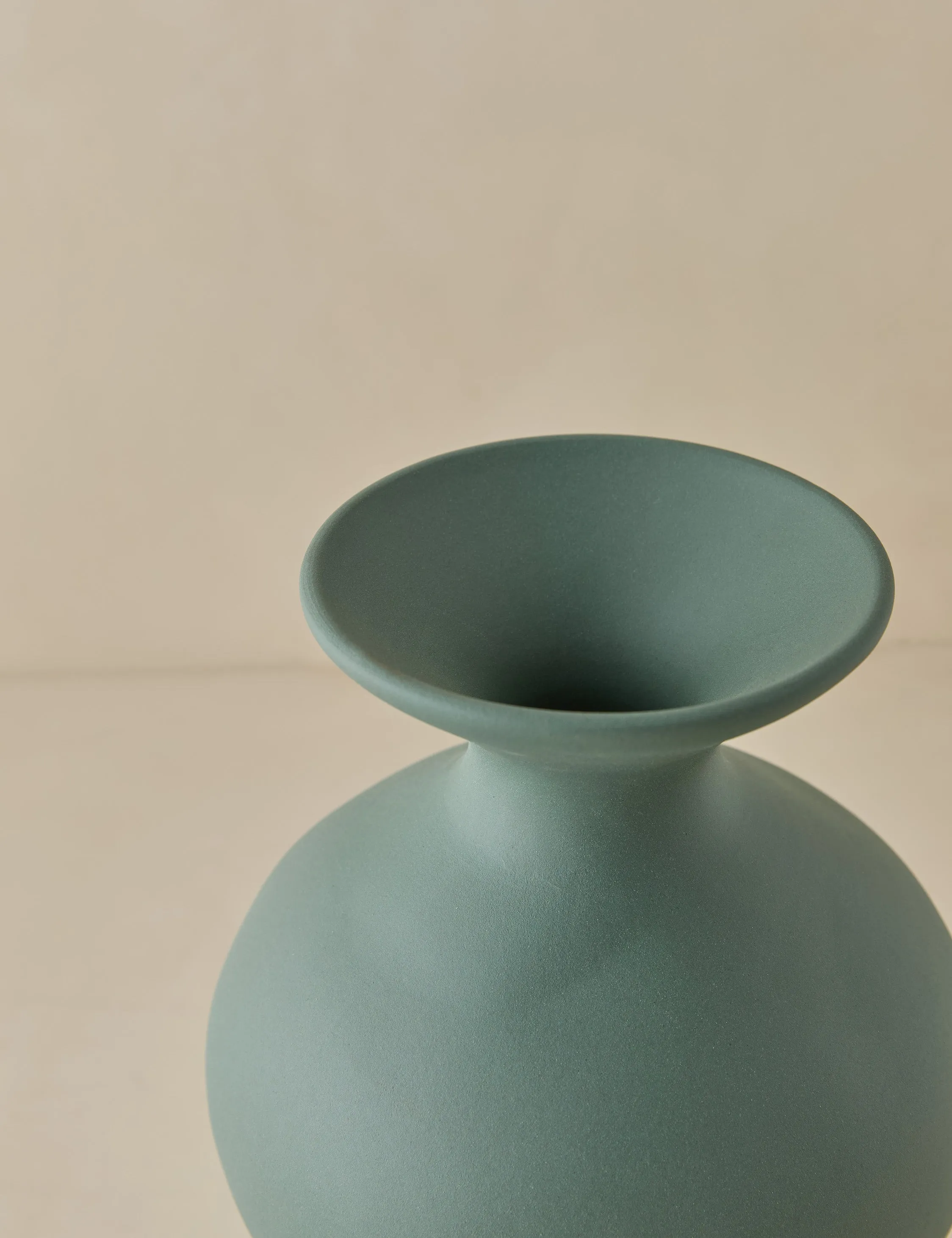 Calista Vase Lulu and Georgia