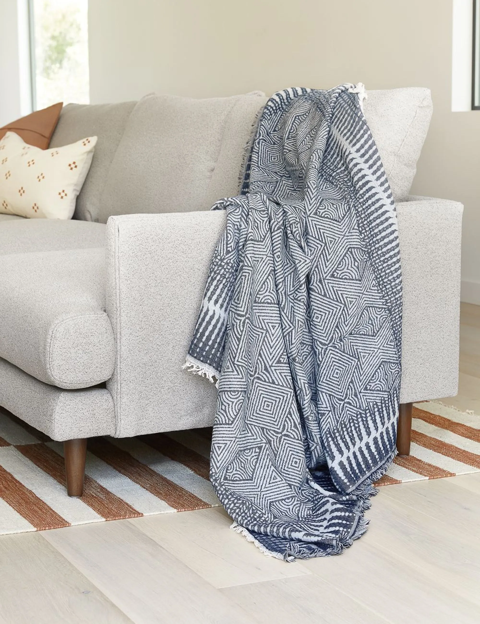 Giana Throw, Blue Lulu and Georgia
