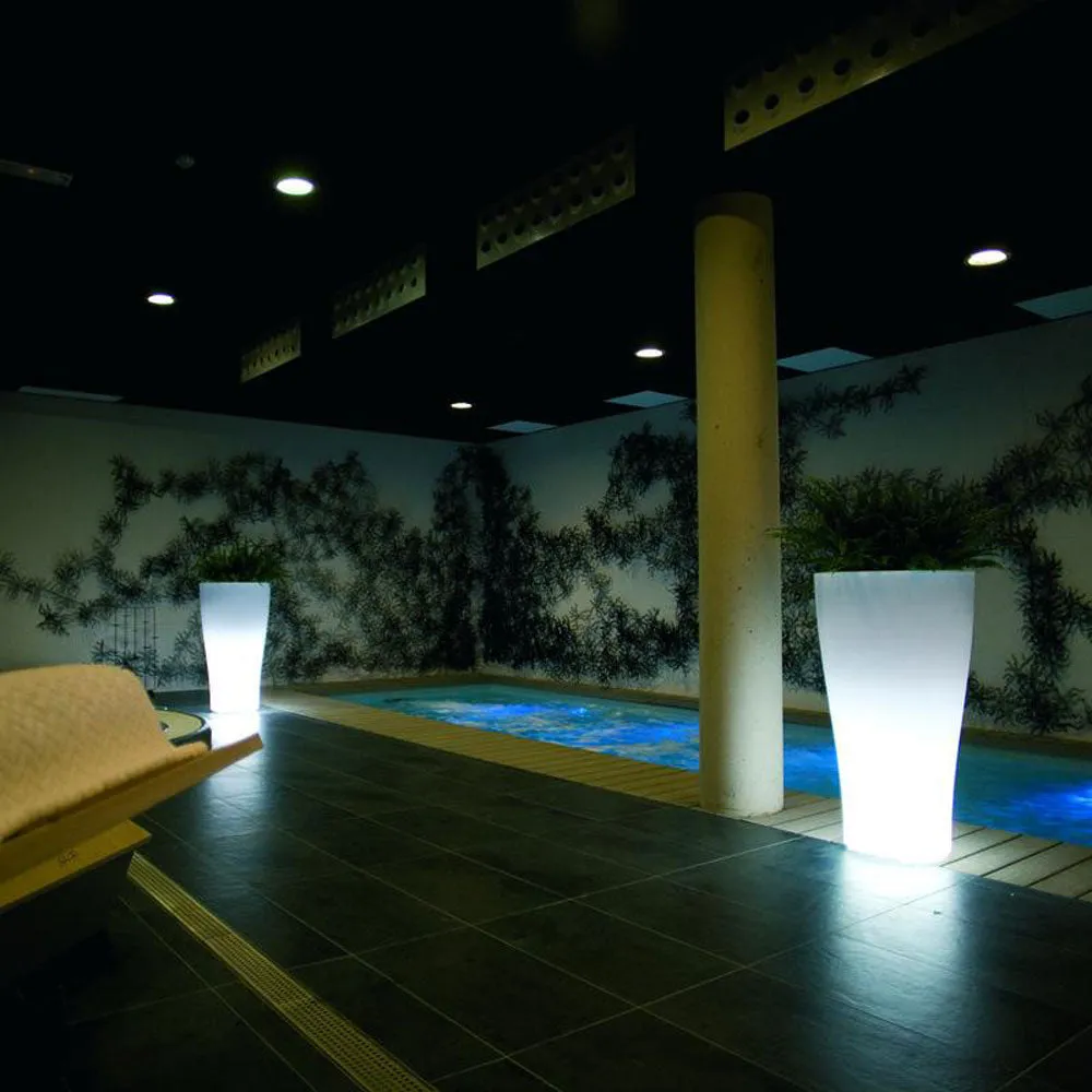 Illuminated Curvada Planter